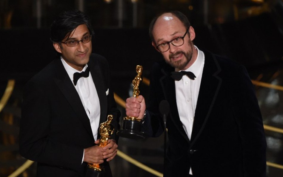 Oscar za najlepszy dokument pełnometrażowy - Amy. Nagrodę odbierają Asif Kapadia i James Gay-Rees