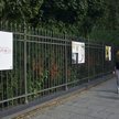 Kina czar na parkanie Łazienek