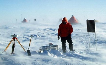 Stacja GPS na zachodzie Antarktyki. Jezioro Ellsworth znajduje się 3 kilometry pod nogami naukowca