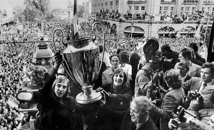 Johan Neeskens (z lewej), Johan Cruyff i trener Stefan Kovacs z Pucharem Mistrzów zdobytym w roku 19