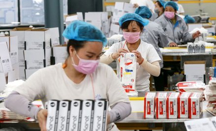 Chiny nie tylko produkują większość rękawiczek i masek higienicznych, ale skupują jeszcze dodatkowe 