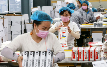 Chiny nie tylko produkują większość rękawiczek i masek higienicznych, ale skupują jeszcze dodatkowe 