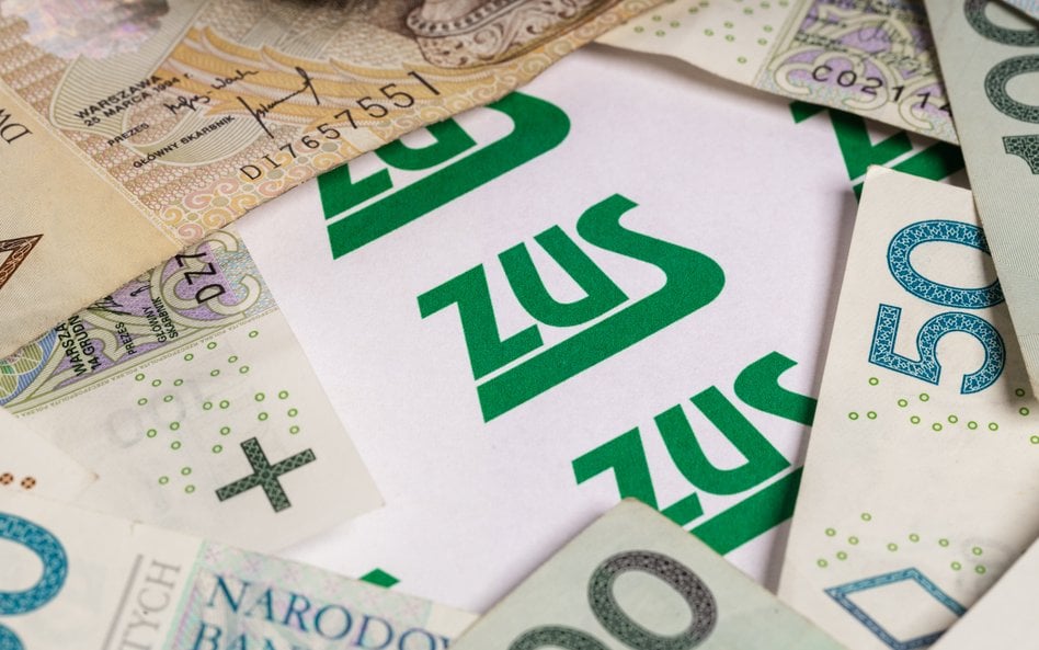 Premia roczna ze składkami na ZUS czy bez?