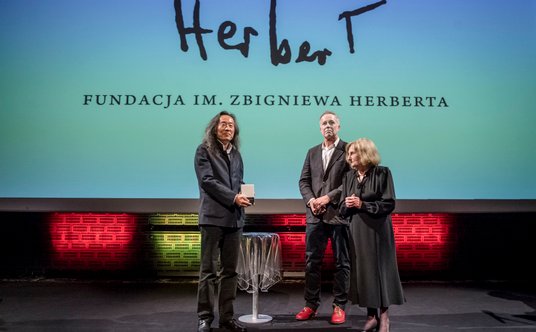 Międzynarodową Nagrodę Literacką im. Zbigniewa Herberta aureatowi  wręczająTomasz Różycki, członek R