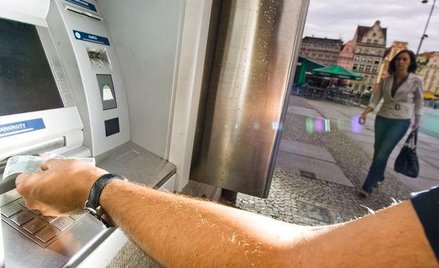 Niepelnosprawni: coraz więcej bankomatów dla niewidomych w wyniku interwencji HFPC