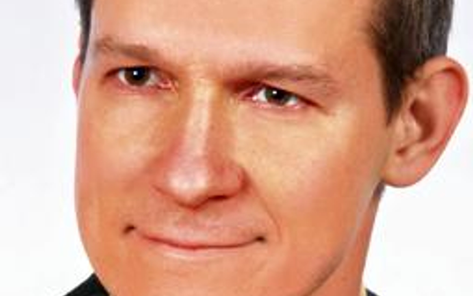 Krzysztof Burnos jest członkiem Komisji ds. Współpracy Międzyna- rodowej Krajowej Izby Biegłych Rewi