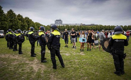 Holandia: Protest przeciw obostrzeniom. Zatrzymano 400 osób