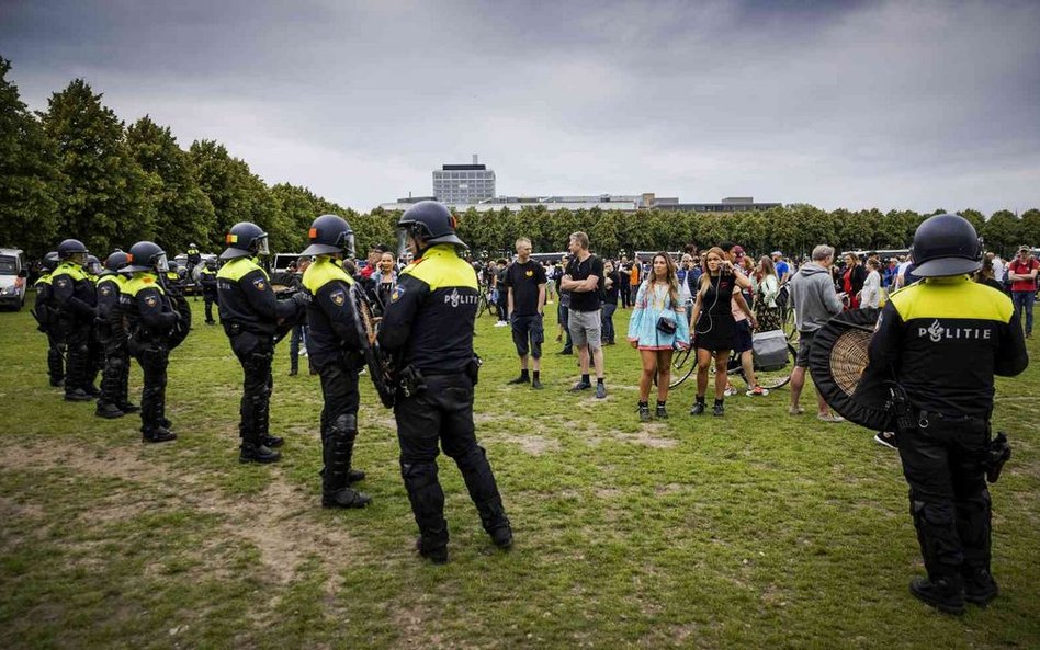 Holandia: Protest przeciw obostrzeniom. Zatrzymano 400 osób