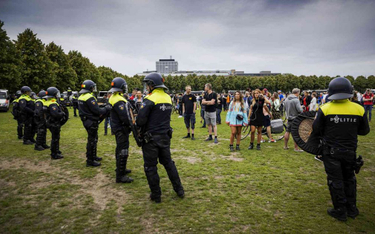 Holandia: Protest przeciw obostrzeniom. Zatrzymano 400 osób