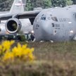 Samolot transportowy Sił Powietrznych USA kołuje do startu w Ramstein, jednej z najważniejszych baz 