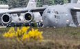 Samolot transportowy Sił Powietrznych USA kołuje do startu w Ramstein, jednej z najważniejszych baz 