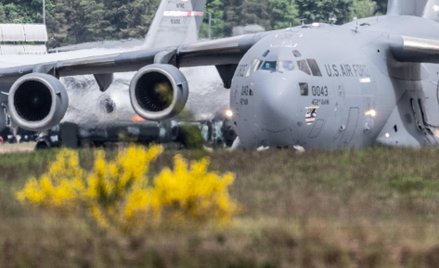 Samolot transportowy Sił Powietrznych USA kołuje do startu w Ramstein, jednej z najważniejszych baz 