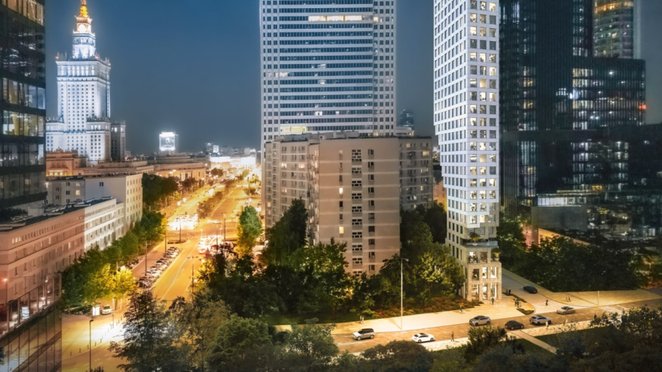 Polska interpretacja nowojorskiego trendu wyróżnia się niestandardowym podcięciem, które powoduję, ż