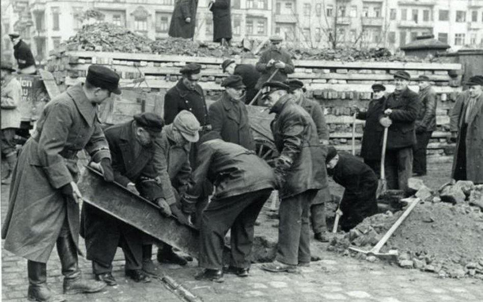 Mieszkańcy Berlina budują zapory przeciwczołgowe, marzec 1945 roku