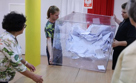Członkowie jednej z komisji wyborczych przygotowują się do liczenia głosów