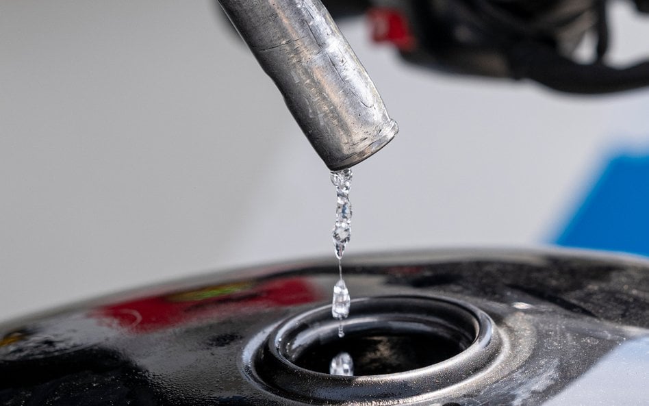 Ceny ropy rosną po atakach Iranu. Brent powyżej 100 dolarów, rynek w niepewności