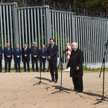 Jarosław Kaczyński w czasie konferencji prasowej przy ogrodzeniu na granicy z Białorusią