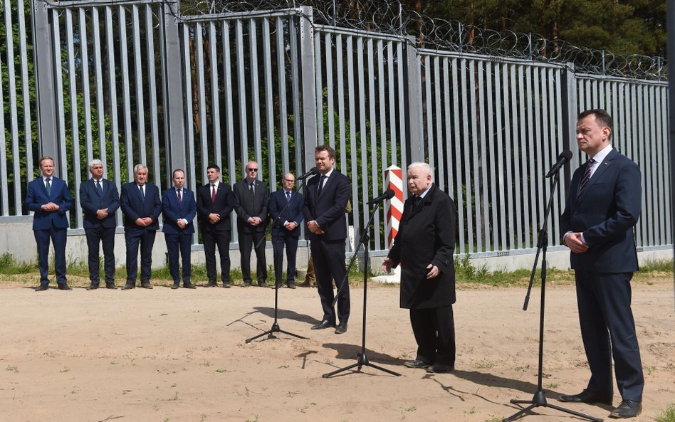 Jarosław Kaczyński w czasie konferencji prasowej przy ogrodzeniu na granicy z Białorusią