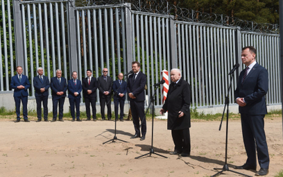 Jarosław Kaczyński w czasie konferencji prasowej przy ogrodzeniu na granicy z Białorusią