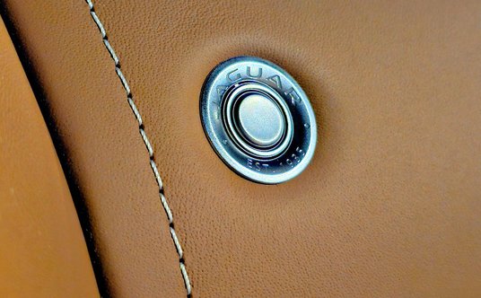 Dbałość o detale - tak wygląda przycisk do otwierania schowka