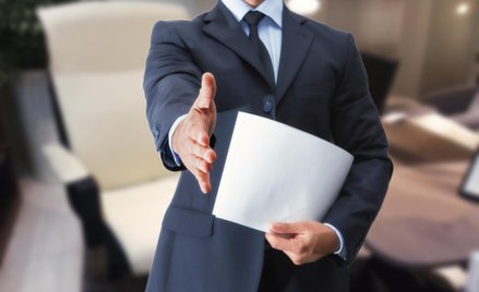 Kiedy urzędnik musi zrezygnować z pracy po wygranych wyborach