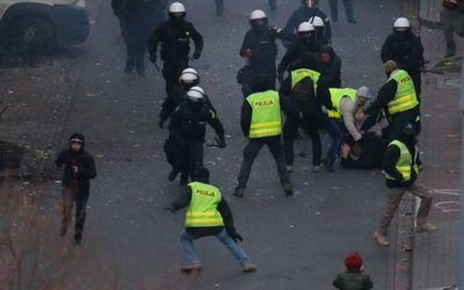 Policja wyłapuje chuliganów przy ul. ks. Skorupki w Warszawie