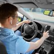 Osoby słuchające muzyki w słuchawkach są średnio o ponad 4 sekundy wolniejsze w rozpoznawaniu zagroż