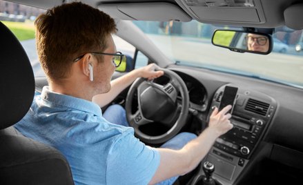 Osoby słuchające muzyki w słuchawkach są średnio o ponad 4 sekundy wolniejsze w rozpoznawaniu zagroż