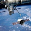 Dragon zostanie złapany przez ramię robota Międzynarodowej Stacji Kosmicznej i zadokowany do modułu 