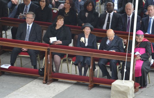 Prezydent Włoch Giorgio Napolitano (drugi z prawej) podczas mszy kanonizacyjnej papieży Jana Pawła I