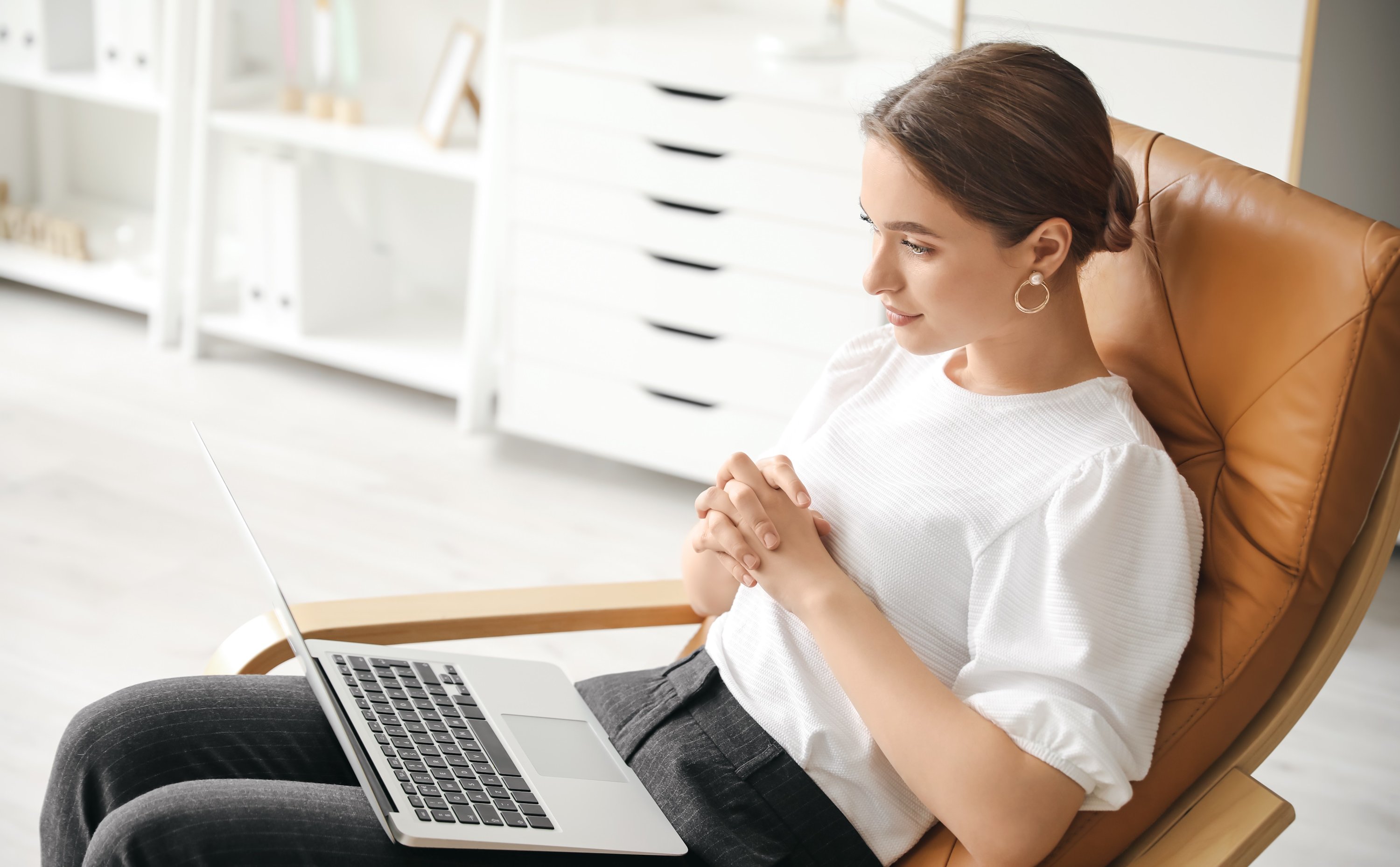 Pacjenci coraz częściej fundują sobie psychoterapię u chatbotów. Co na to eksperci?