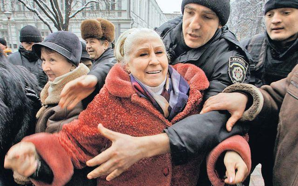 Zdesperowani klienci Banku Kyjiw pikietowali w piątek jego siedzibę, domagając się wypłaty zdeponowa