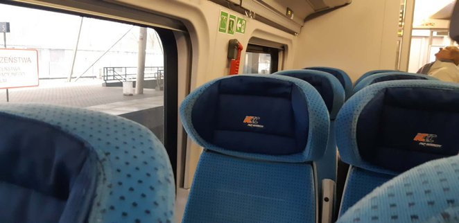 Wolne miejsca w pociągu nie oznaczają także, że dane miejsce nie zostało sprzedane - informuje kolej