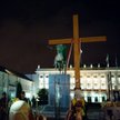 Nocne czuwanie przed Pałacem Prezydenckim w obronie krzyża. Sierpień 2010 roku