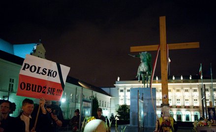 Nocne czuwanie przed Pałacem Prezydenckim w obronie krzyża. Sierpień 2010 roku