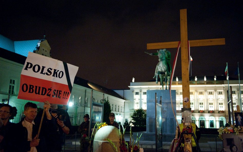 Nocne czuwanie przed Pałacem Prezydenckim w obronie krzyża. Sierpień 2010 roku