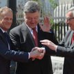 Donald Tusk, Petro Poroszenko i Jean-Claude Juncker w dobrych humorach przed rozpoczęciem rozmów w K