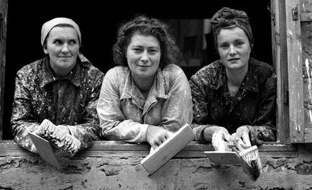 Przodownice pracy, czyli żeńska ekipa tynkarek. W socjalizmie kobiety wreszcie mogły pracować w każd