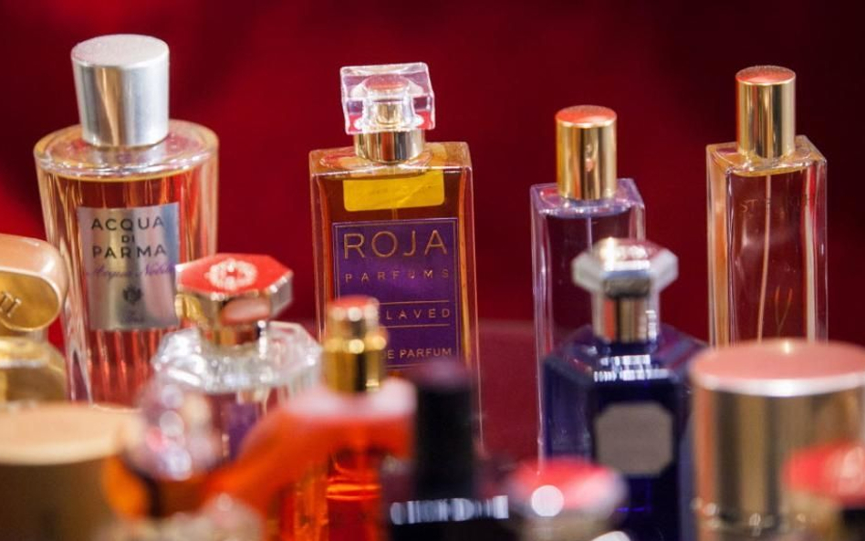 Celnicy przejęli podrobione perfumy za milion złotych