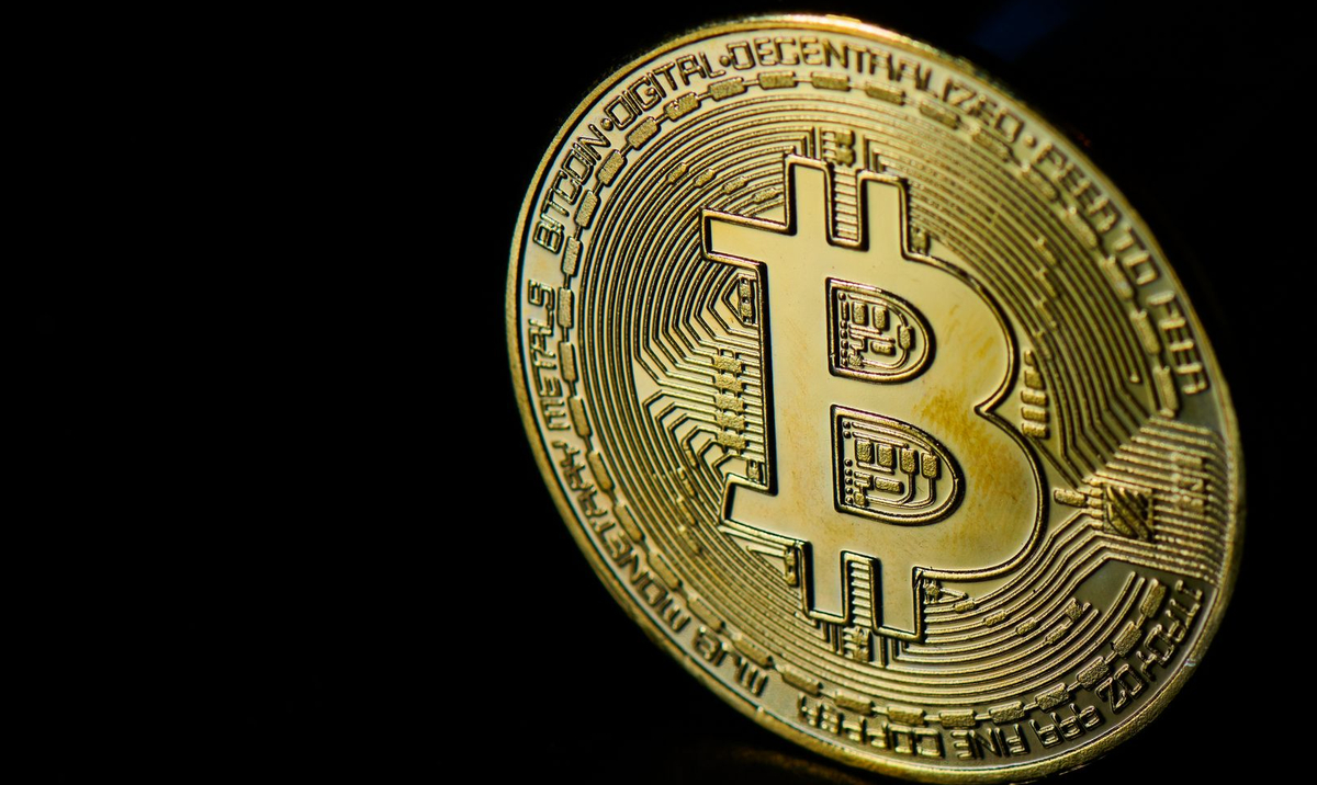 mennyi pénzt kell befektetni bitcoinba, hogy pénzt keress?