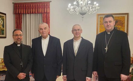 Zdjęcie uwolnionych księży: pośrodku ks. Henryk Okołotowicz (drugi z lewej) oraz o. Andrzej Juchniew