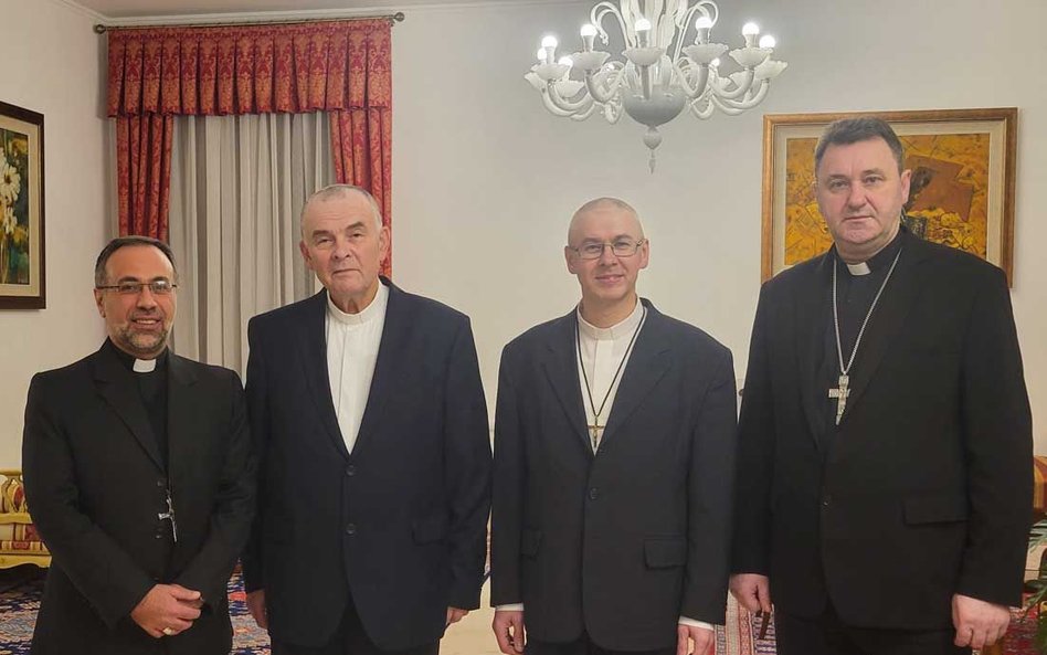 Zdjęcie uwolnionych księży: pośrodku ks. Henryk Okołotowicz (drugi z lewej) oraz o. Andrzej Juchniew