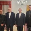 Zdjęcie uwolnionych księży: pośrodku ks. Henryk Okołotowicz (drugi z lewej) oraz o. Andrzej Juchniew