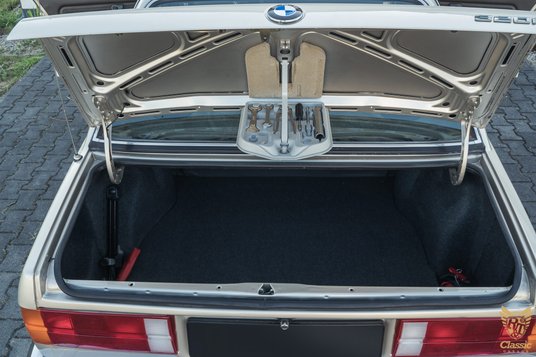 Praktycznym rozwiązaniem jest zintegrowana z klapą bagażnika miniskrzynka z narzędziami.