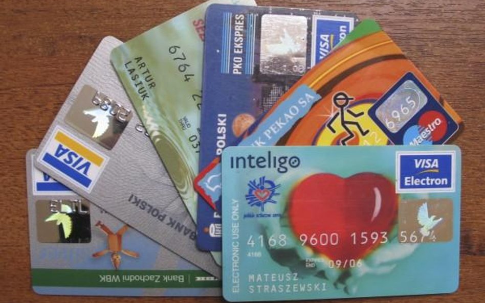 Banki wymieniają stare karty na nowe, bezpieczniejsze