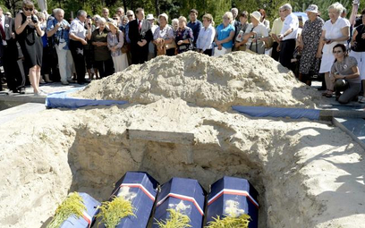 Pogrzeb ofiar mordu na Wołyniu, których szczątki ekshumowano 2015 roku w Ostrówkach.