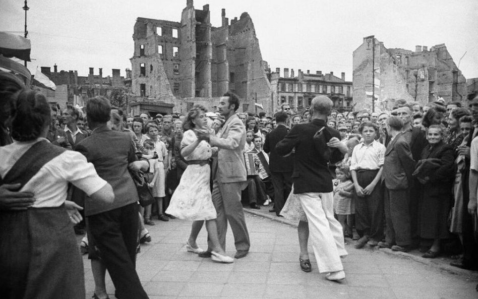 Warszawa, 22 lipca 1947, fot. Stanisław Dąbrowiecki. Święto Odrodzenia Polski, zabawa ludowa na chod
