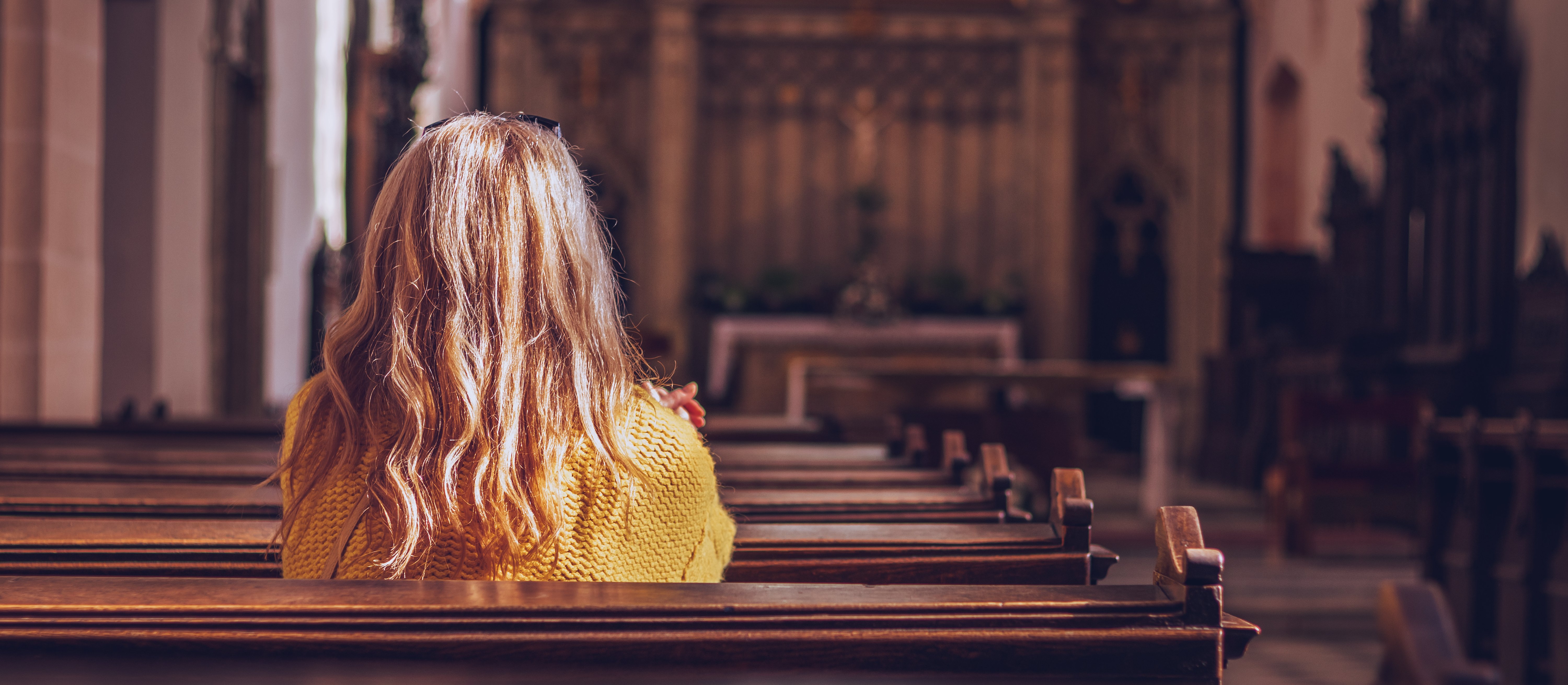 Dzieci rodzi się mniej, bo ludzie są coraz mniej religijni. Wnioski z nowej analizy