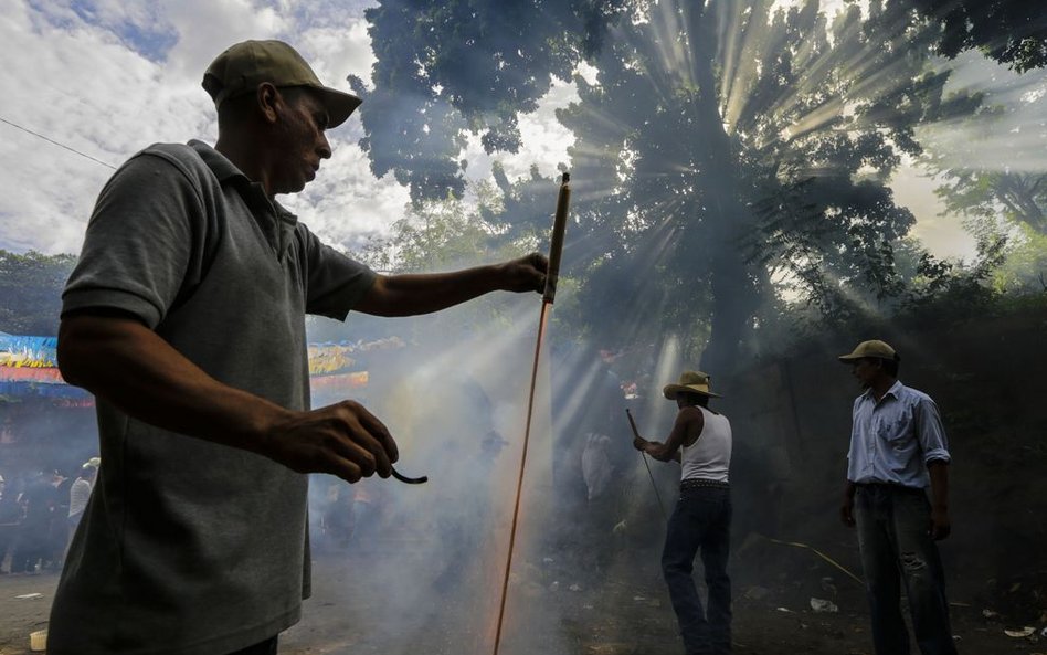 1 sierpnia, Nikaragua. Mieszkaniec Managui rozpala ognisko na cześć świętego Dominika Guzmana.