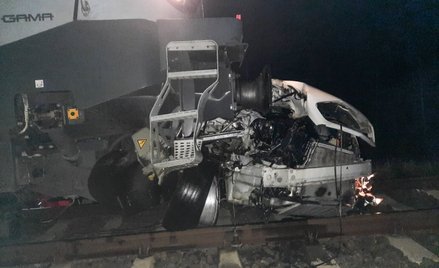 Służby znalazły rozbite auto ok. 200 m od przejazdu